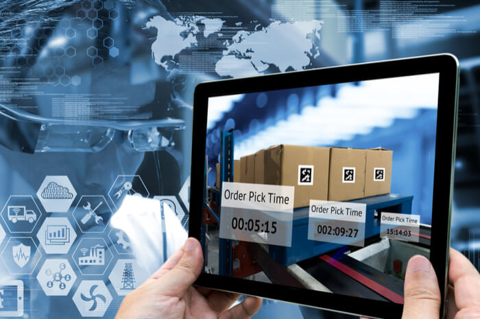 Industrie 4.0, Tablet in der Hand mit AR App für digitale Supply Chain 