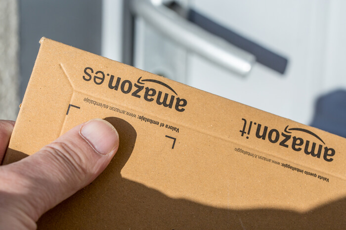 Amazon-Päckchen vor einer Tür