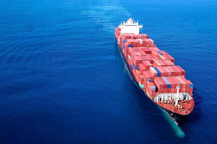 Containerschiff auf Wasser