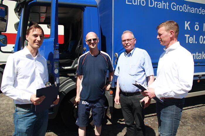 BGL Hauptgeschäftsführer Prof. Dr. Dirk Engelhardt (rechts) gemeinsam mit dem SPD-Bundestagsabgeordneten Udo Schiefner (2.v.re.)  bei einer Fahrerbefragung auf dem Autobahnrasthof Frechen Nord
