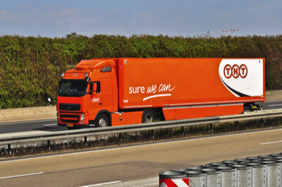 TNT Lastwagen auf Autobahn.