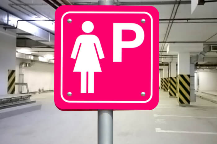 Pinkes Frauenparkplatzschild in Parkhaus
