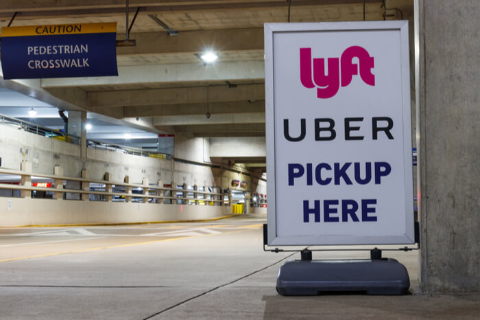 Schild: Uber- und Lyft-Abholstation
