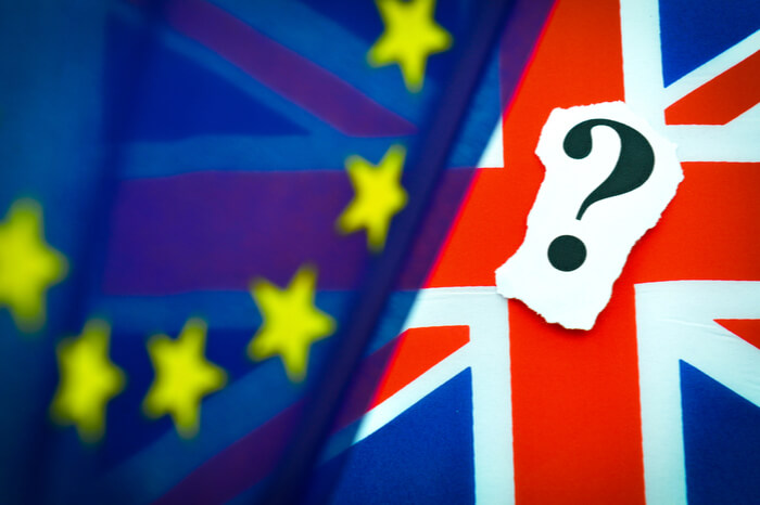 EU und UK Flagge mit Fragezeichen