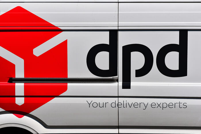 Logo des Logistikers DPD auf einem Transporter