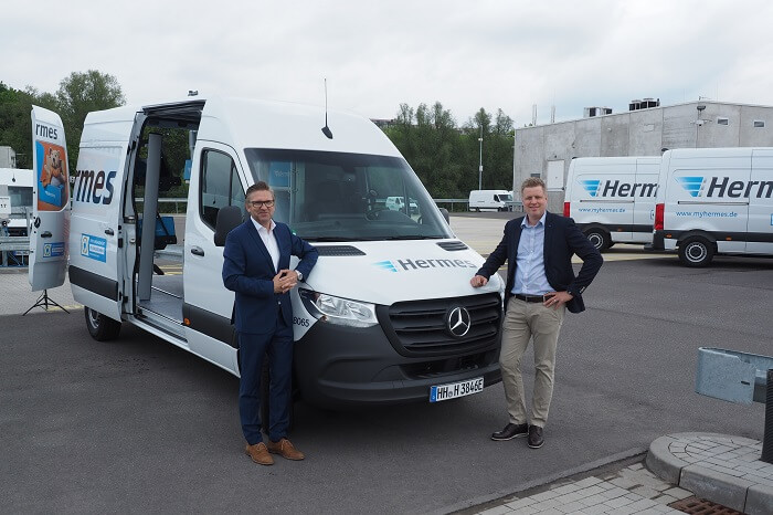 Elektro-Fahrzeuge Hamburg, Marco Schlüter (COO Hermes Germany, li.) und Olaf Lubenau (Leiter Key-Account Management Mercedes-Benz Vans) / Hermes