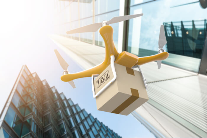 Liefer-Drohne zwischen Hochhäusern