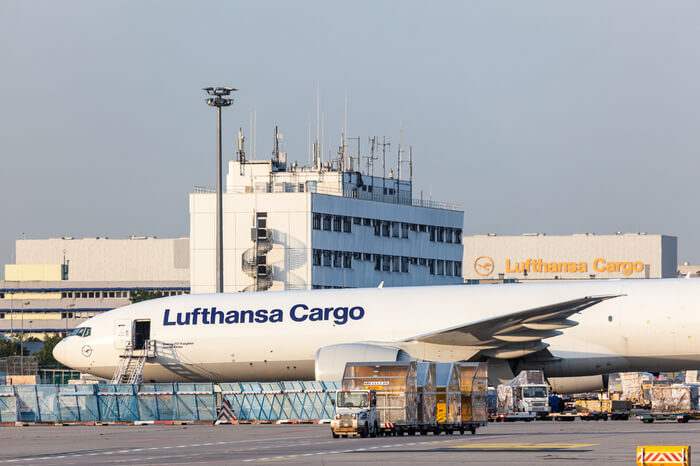 Lufthansa Cargo Frachter am Frankfurter Flughafen