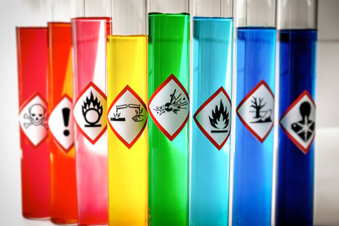 Chemikalien in Gläsern