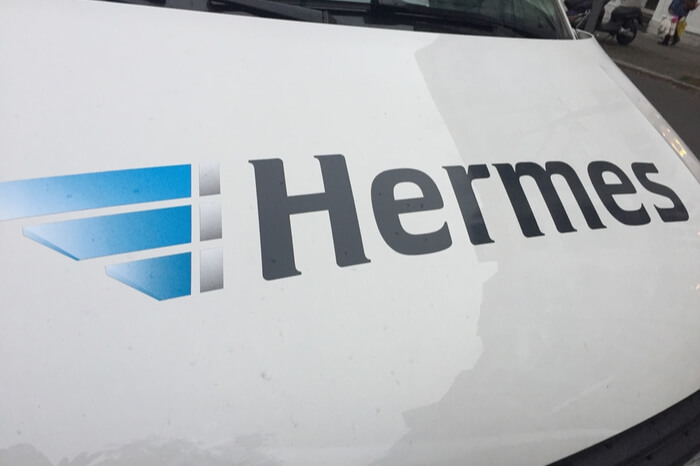 Hermes Logo auf Zustellfahrzeug