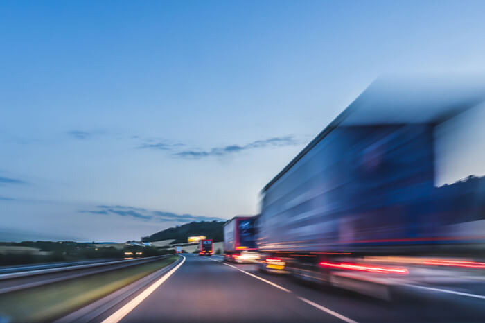 Straßentransport: Logistischer Verkehr auf der Autobahn