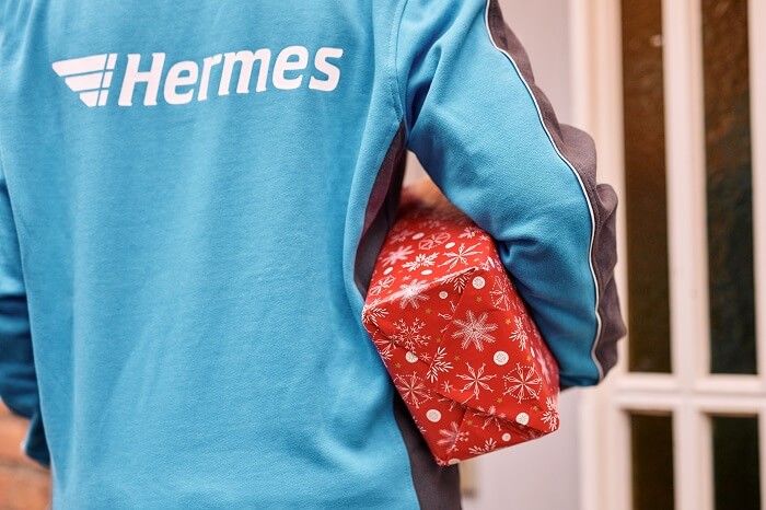 Hermesbote mit Weihnachtspaket