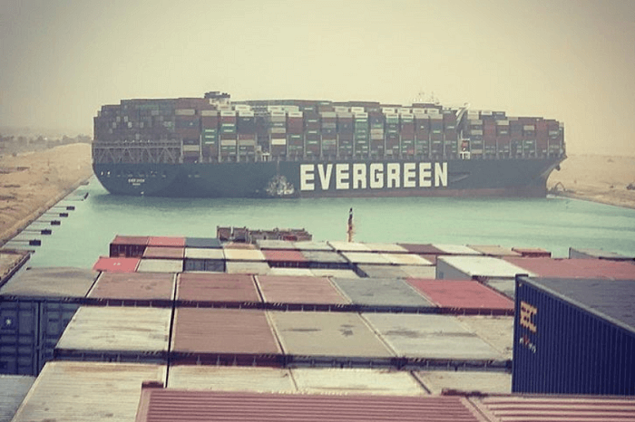 Containerfrachtschiff Ever Given im Suez-Kanal