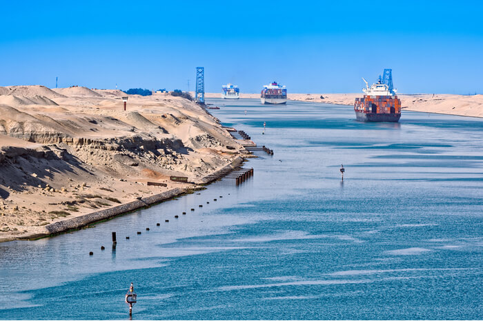 Schiffskonvoi durch Suez-Kanal