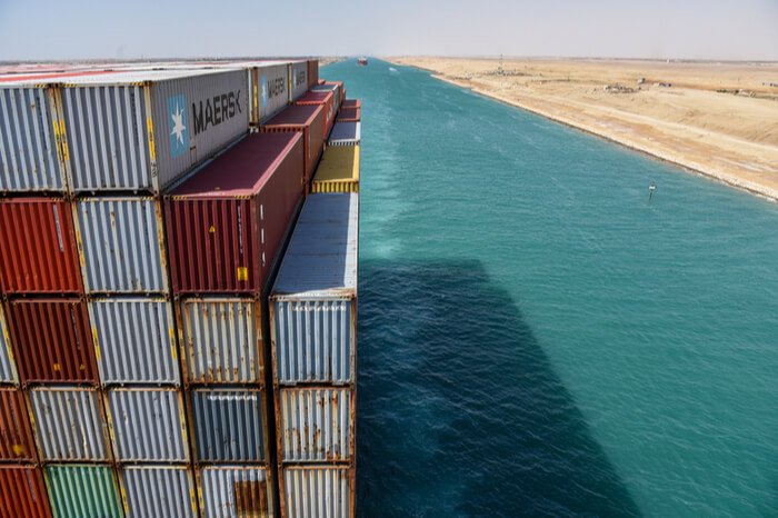 Containerfrachtschiff im Suez-Kanal
