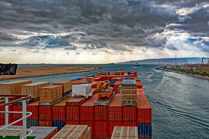Industriecontainerschiff durch Suez Canal