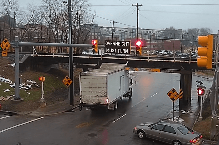 Lkw fährt gegen zu niedrige Brücke in USA