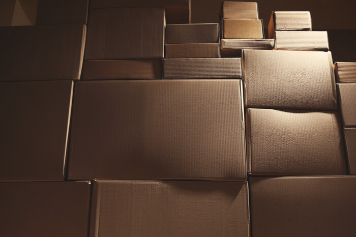 Paketmengen wachsen: Viele Pakete auf einem großen Stapel