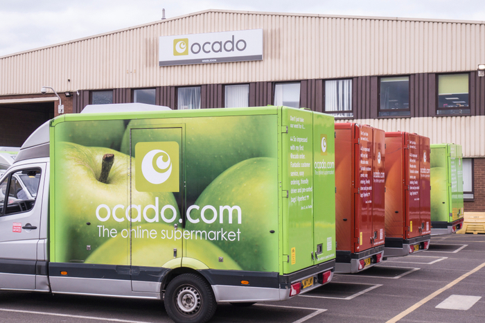 Ocado-Lieferwagen vor einem Lager
