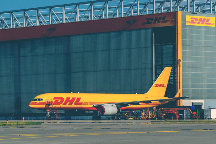 DHL-Flugzeug am Flughafen Leipzig/Halle