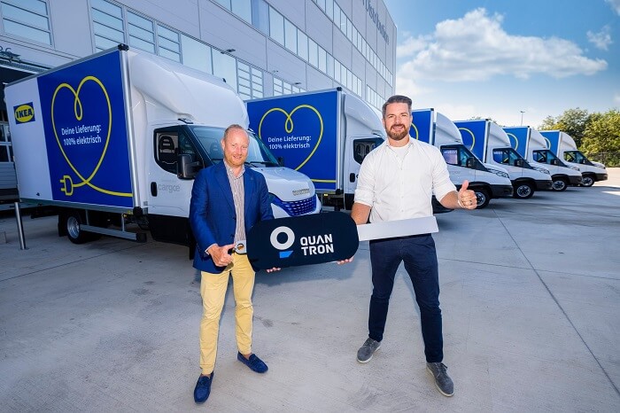 Andreas Haller, Gründer und Vorstand der Quantron AG (links), übergibt einen symbolischen Schlüssel für die gelieferten Fahrzeuge an Claes Lindgren, Country Customer Fulfillment Manager IKEA Österreich (rechts)