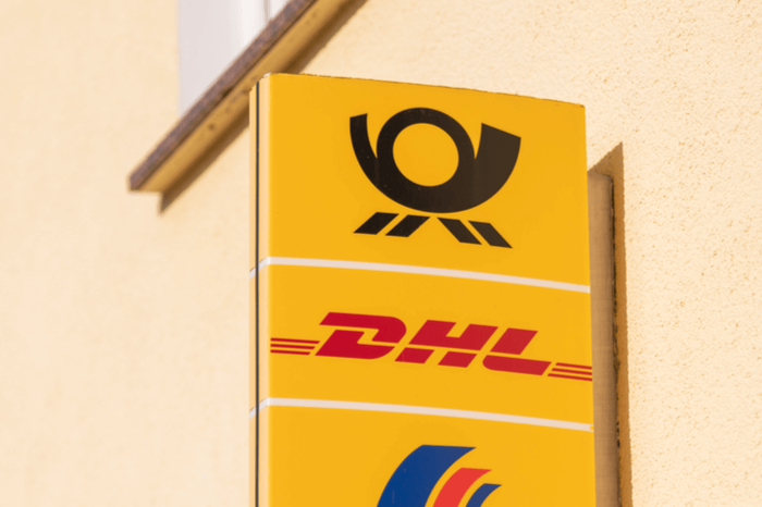 Schild einer Filiale der Deutschen Post/DHL