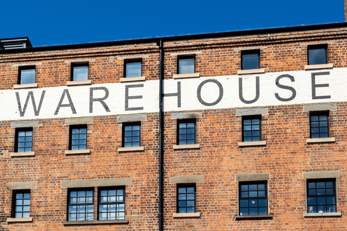 Gebäude mit Schriftzug Warehouse / Lagerhaus