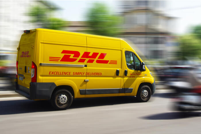 Ein Transporter der DHL fährt durch die Straßen