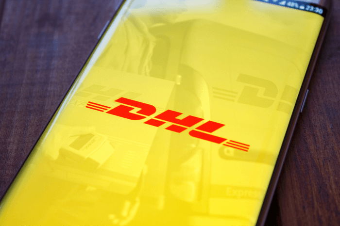 Symbolbild DHL-Logo auf Smartphone