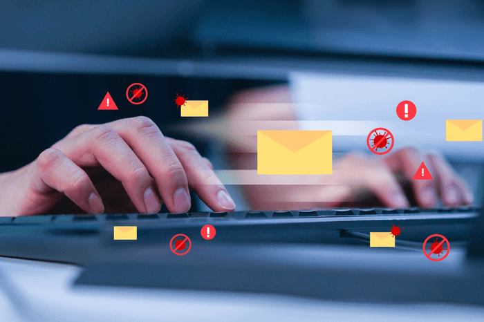 Laptop und Symbole für E-Mail und Schadsoftware