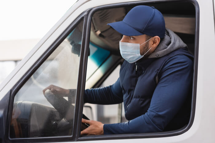 Lkw-Fahrer mit Maske zum Schutz vor Coronavirus