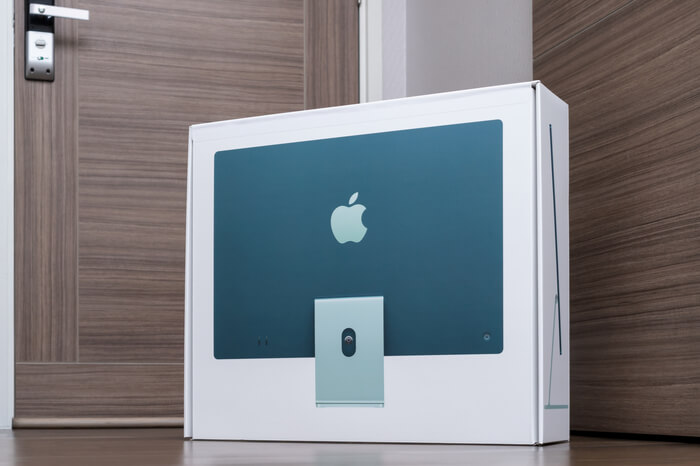 Apple Gerät geliefert im Karton vor Haustür