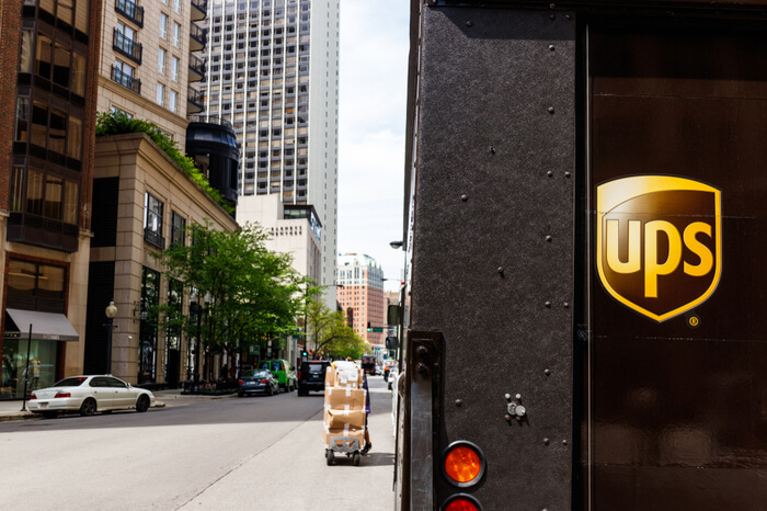 UPS-Transporter auf Straße