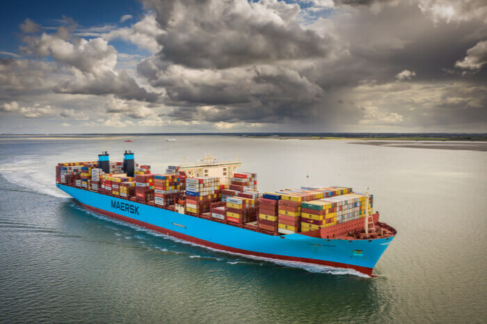 Maersk Containerschiff und Wetter mit grauen Wolken