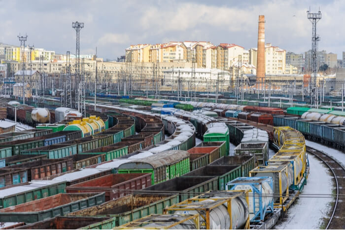 Züge und Güterwagen in Lwiw, Ukraine, im Januar