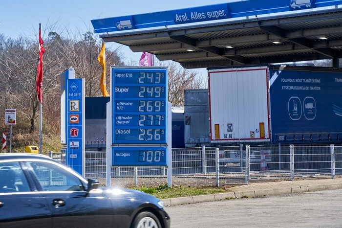 Tankstelle Preisboard mit hohen Benzin-, Diesel- und Kraftstoffpreisen