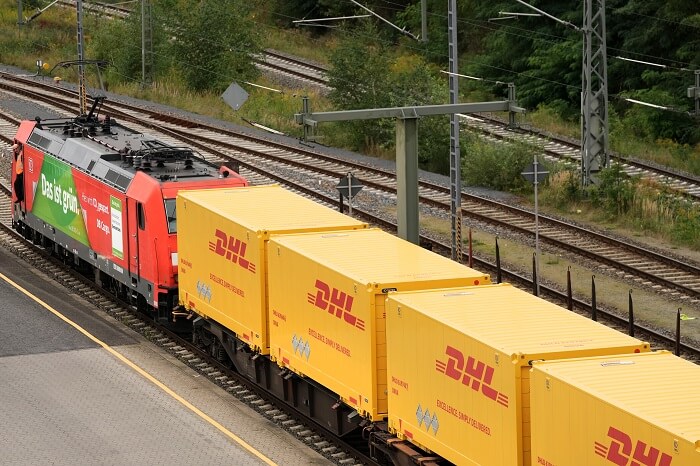 Güterzug von DB Cargo mit DHL-Containern