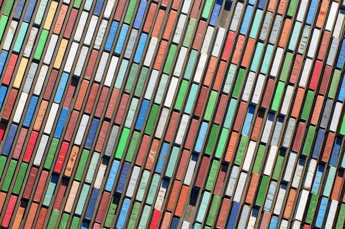 Luftaufnahme von riesigen Flächen mit gestapelten Frachtcontainern im Hamburger Hafen