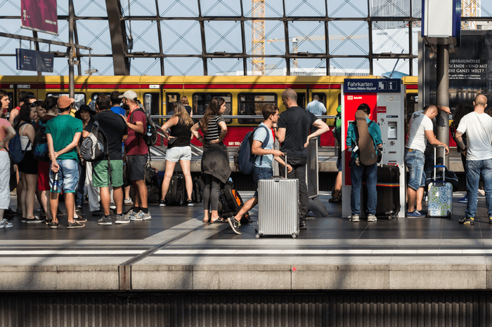 ÖPNV: Leute auf S-Bahn-Gleis in Berlin
