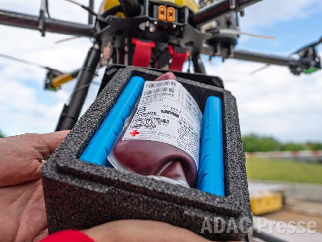 Gekühlte Blutkonserve bei Drohnentransport