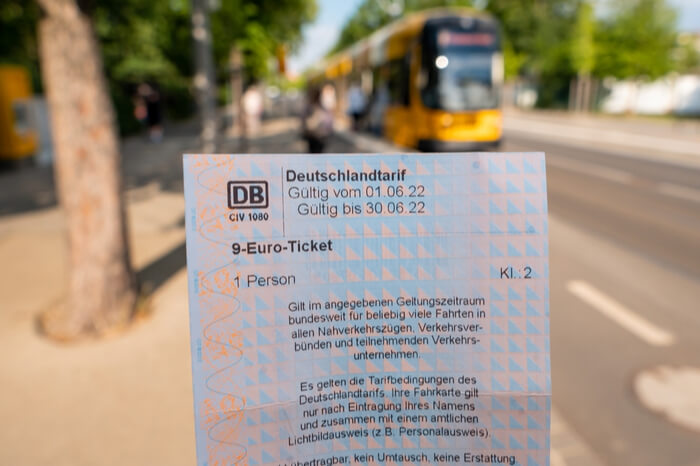 9-Euro-Ticket vor Straßenbahn