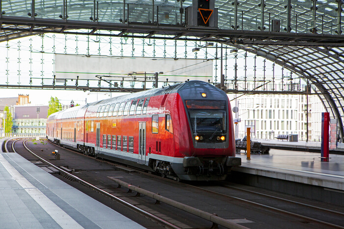 Regionalzug der Deutschen Bahn im Berliner Hauptbahnhof