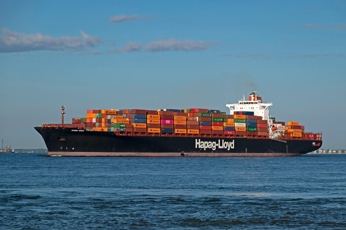 Containerschiff der Reederei Hapag Lloyd