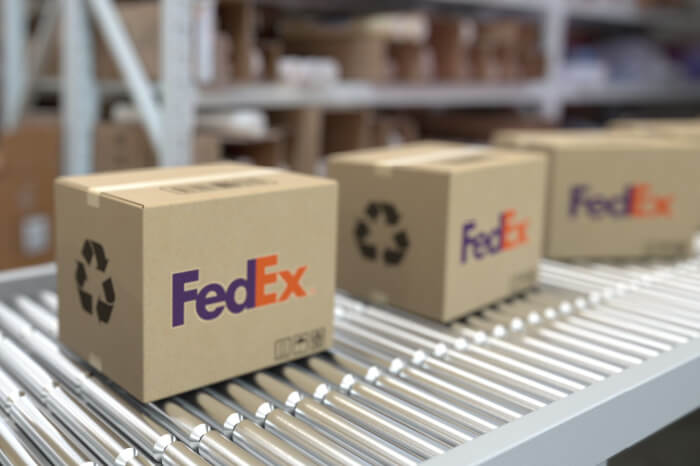 FedEx-Pakete auf Band