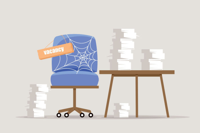 Arbeitskräftemangel-Konzept. Sessel mit Spinnweben