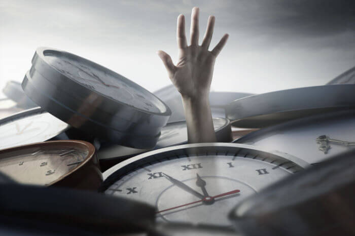 Mensch in einem Uhrenmeer: Stress und Zeitdruck