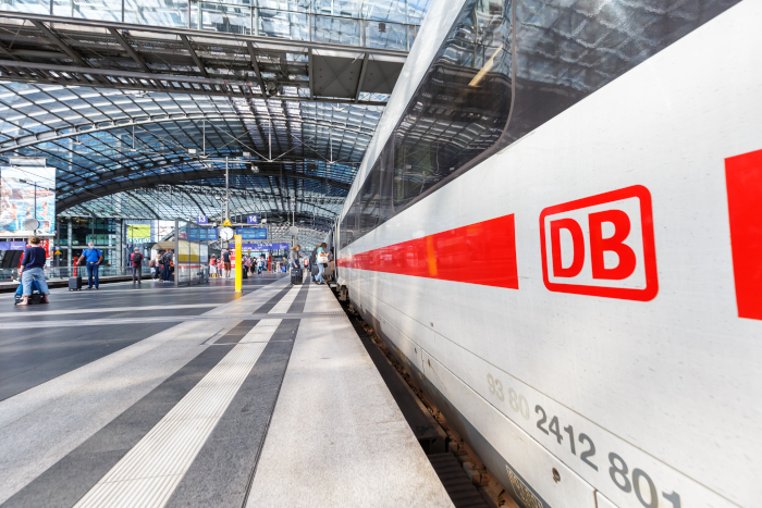 Zug der DB, stehend im Bahnhof Berlin