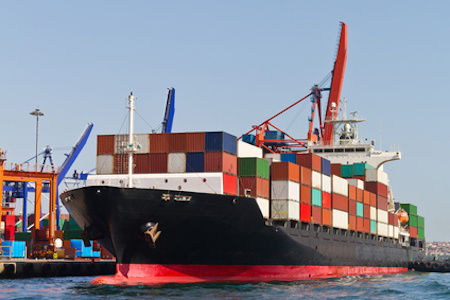 Container-Schiff im Hafen