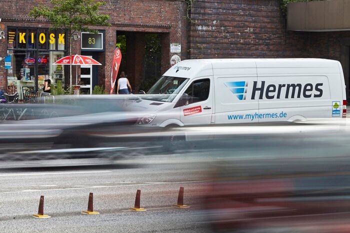 Hermes Lieferfahrzeug vor PaketShop
