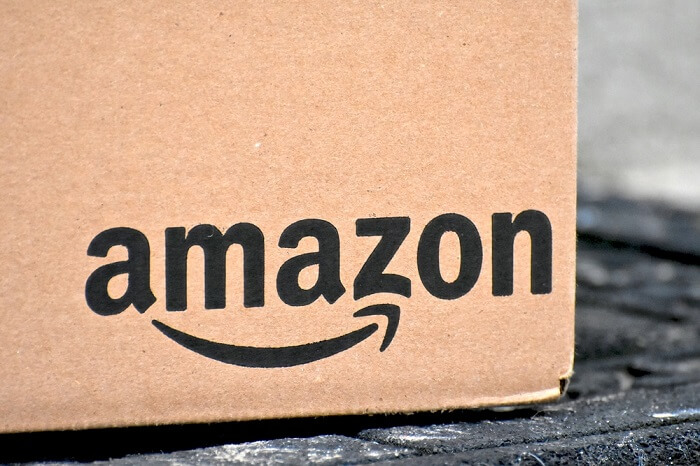 Amazon Paket mit Amazon Logo